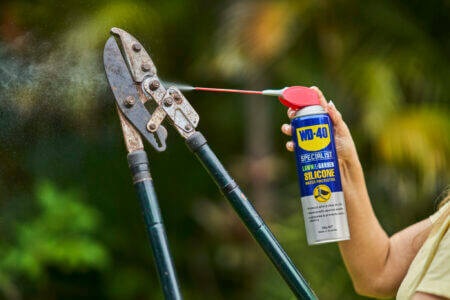 wd 40 specialist lawn & garden water protective silicone 300g ss on shears (2)